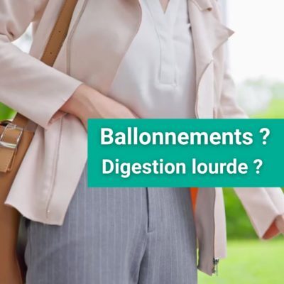 Femme touchant son ventre, souffrant de ballonnements ou de digestion lourde