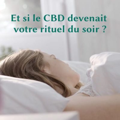 Femme endormie paisiblement dans un lit blanc – rituel du soir au CBD pour mieux dormir